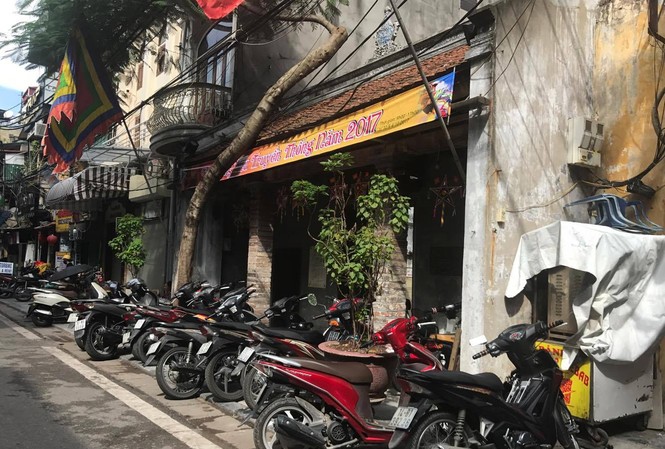 Bãi xe “vây” di tích ở Hà Nội: Khó xử lý dứt điểm Bãi đỗ xe ở Đình Quan Đế (Hàng Buồm). Ảnh: Trần Hoàng