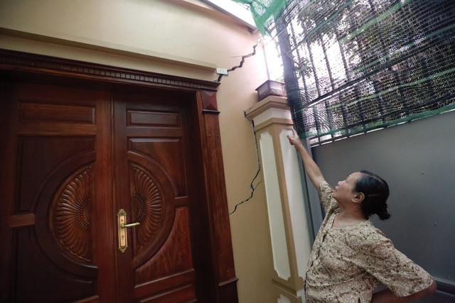 Vụ 40 ngôi nhà lún nứt, dọa sập ở Hà Nội: Kỷ luật Chủ tịch phường Một ngôi nhà liền kề với tường nứt toác tại KĐT Văn Phú