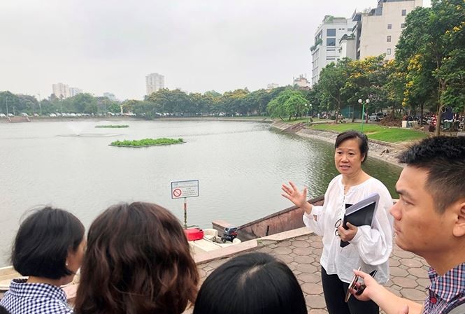 Chủ tịch Hà Nội yêu cầu thanh tra toàn diện về chế phẩm làm sạch hồ Công ty TNHH Thoát nước Hà Nội thông tin với báo chí sáng 22/5 tại hồ Ba Mẫu. Ảnh: T.Đảng