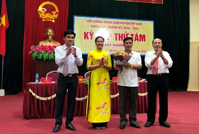 Nhân sự mới Hà Nội: Ông Đặng Văn Triều làm Chủ tịch huyện Mỹ Đức Tân chủ tịch UBND huyện Mỹ Đức (người cầm hoa)