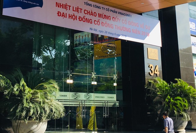 Đại hội cổ đông Vinaconex: Công ty mẹ đặt mục tiêu chia cổ tức 12% Trụ sở Vinaconex trên đường Láng Hạ sáng nay. Ảnh: Lê Hải.