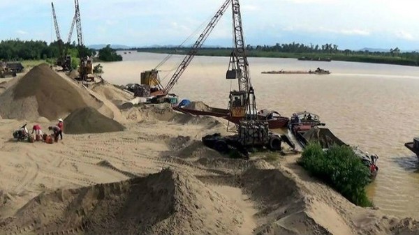 Đấu giá 5 mỏ khai thác cát ở Hà Nội, dự tính thu hơn 50 tỷ đồng Đấu giá mỏ cát được kỳ vọng tăng thu ngân sách, giảm "cát tặc". Ảnh minh họa