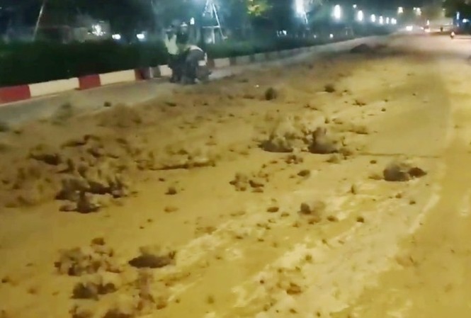 Truy tìm tài xế rải bùn đất ngập đường ở Hà Nội Bùn đất ngổn ngang ở đường Nguyễn Chí Thanh và dài cả kilômét. Ảnh cắt từ clip