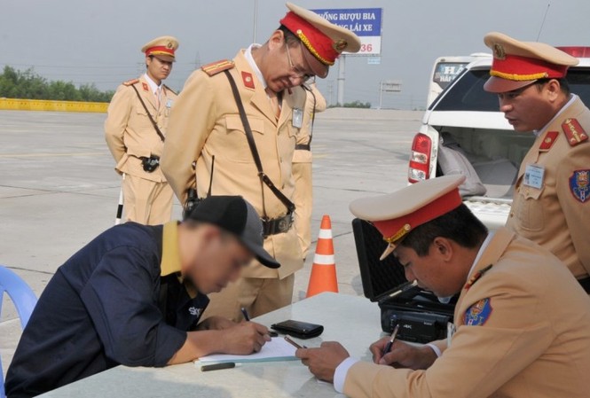 Lại phát hiện tài xế ‘dính’ ma túy trên cao tốc Hà Nội-Hải Phòng Cục CSGT kiểm tra chất ma túy đối với tài xế xe tải trên cao tốc Hà Nội-Hải Phòng sáng 20/2.