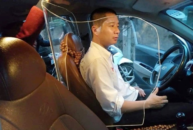 Cục Đăng kiểm nói gì về taxi lắp vách với hành khách Một số tài xế taxi tại Hà Nội đã lắp vách ngăn cứng bằng tấm mê-ka