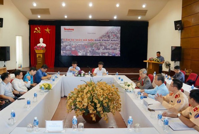 Tọa đàm 'Cấm xe máy tại Hà Nội: Giải pháp nào'? Tòa đàm về “Cấm xe máy tại Hà Nội: Giải pháp nào?” được diễn ra trên báo Tiền phong sáng 4/4. Ảnh: Hoàng Mạnh Thắng