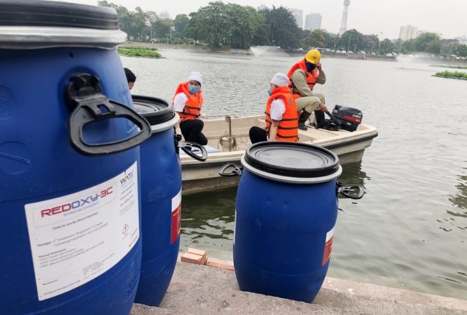 Công ty Thoát nước Hà Nội thông tin về chế phẩm độc quyền Redoxy-3C Theo Cty Thoát Nước Hà Nội chế phẩm Redoxy-3D đang được nhập theo hình thức độc quyền. Ảnh: T.Đảng