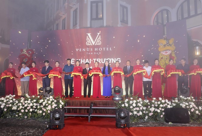 Tam Đảo có khách sạn tiêu chuẩn 4 sao đầu tiên Lãnh đạo tỉnh Vĩnh Phúc, Nhà đầu tư và quan khách cắt băng khai trương khách sạn Venus Hote tối 24/5.