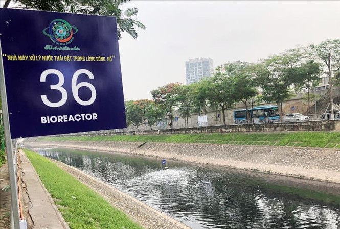 Dư luận hoài nghi xử lý ô nhiễm sông Tô Lịch, đơn vị cung cấp 'bảo bối' nói gì? Đã bước sang ngày xử lý thứ 13 nhưng nước sông Tô Lịch tại đoạn xử lý vẫn đen, hôi. Ảnh: A.Trọng