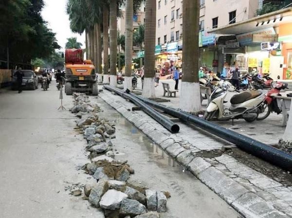 Vụ đào đường, lắp ống bán nước trái phép: Sở Xây đựng Hà Nội nói gì? Đại diện Sở Xây dựng khẳng định, việc đào đường, lắp đặt đường ống bán nước sông Đuống là trái quy định.