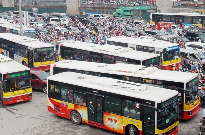 Thiếu hạ tầng, xe buýt Hà Nội sẽ bị thất thế Theo các chuyên gia, xe buýt Hà Nội đang bị thất thế trong việc cạnh tranh và bị bủa vây bởi xe cá nhân khi lưu thông trên đường. Ảnh: A.Trọng