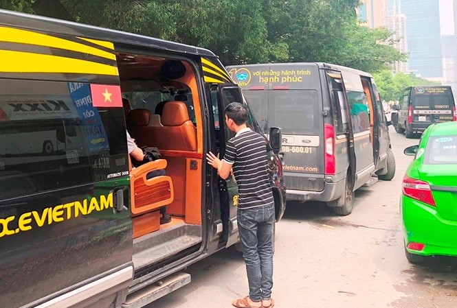 Xe lậu lộng hành, doanh nghiệp vận tải Quảng Ninh 'cầu cứu' Thủ tướng Xe hợp đồng trá hình xe khách hoạt động trên đường Hà Nội. Ảnh: Anh Trọng