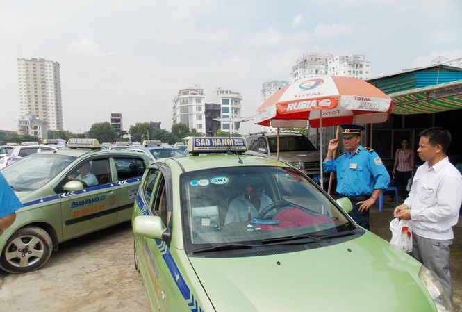 Taxi Hà Nội sẽ phải mặc 'đồng phục' theo 5 màu sơn? Taxi Hà Nội sẽ mặc đồng phục từ 3 đến 5 màu sơn.