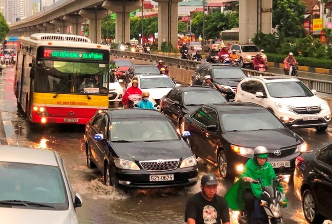 Đường Hà Nội ngập nước, ùn tắc trong chiều 30/8 Đường Hà Nội ngập nước, ùn tắc trong chiều 30/8
