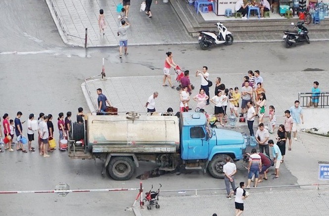 Bộ trưởng Mai Tiến Dũng: 'Hà Nội chậm công bố thông tin vụ nước sông Đà' Theo đại diện Chính phủ, nếu thành phố vào cuộc và công bố thông tin ngay thì nhân dân bớt lo lắng.