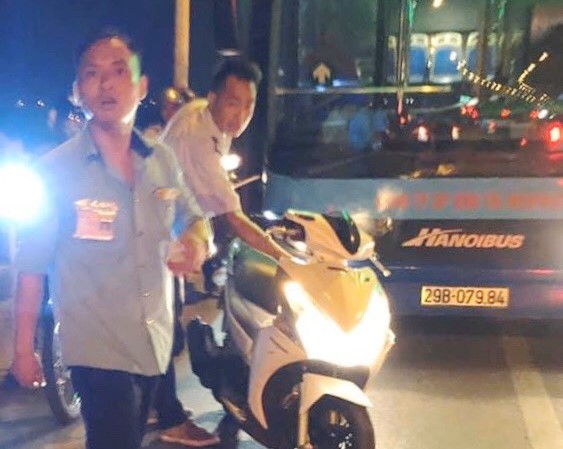 Tài xế xe khách, xe buýt đánh người như côn đồ - Sở GTVT nói gì? Xe buýt tuyến 47B chạy vào đường xe máy, bánh đè vạch liền, lái-phụ xe xế tấn công hành khách tối 20/10.