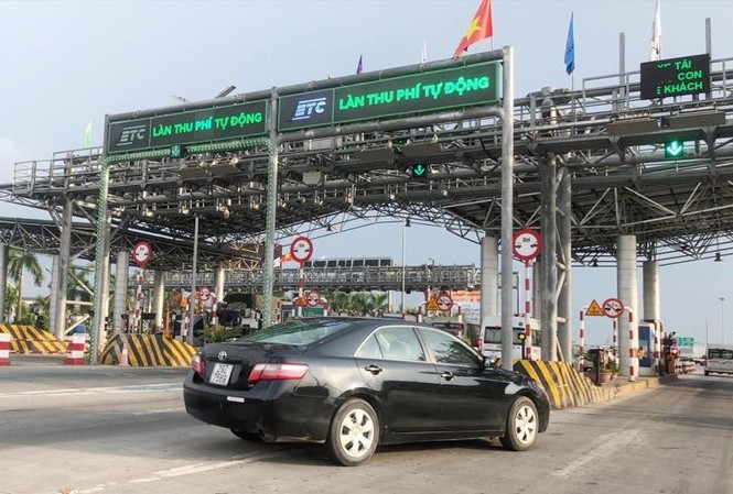 Xử phạt xe ô tô vi phạm tại làn thu phí không dừng từ 11/11 Từ 1/11, phương tiện chưa dán thẻ ETC sẽ bị xử phạt khi vào làn thu phí không dừng. Ảnh: T.Đảng