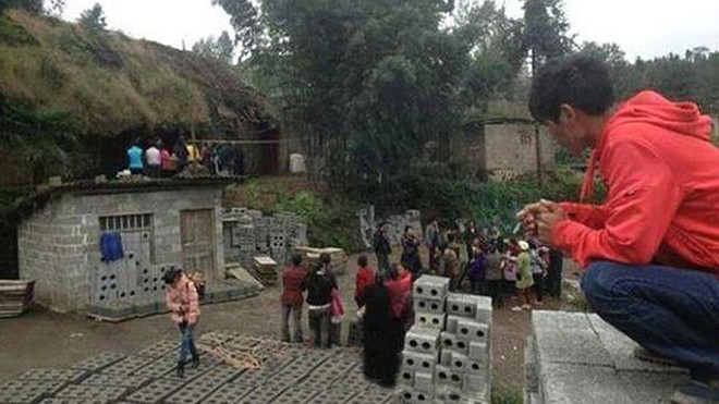 Bố giết con trai 9 tuổi vì…tè dầm Hiện trường nơi những người hàng xóm phát hiện thi thể cậu bé.