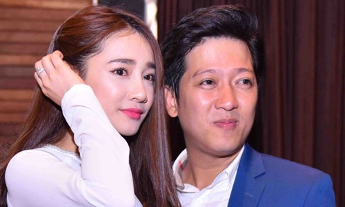 Nhã Phương diện áo dài e ấp bên Trường Giang Nhã Phương diện áo dài e ấp bên Trường Giang