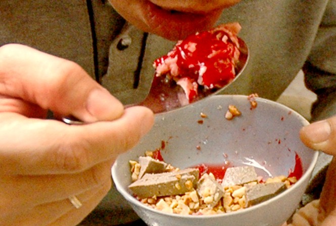 Ăn tiết canh lợn, 4 người nguy kịch Ảnh minh họa
