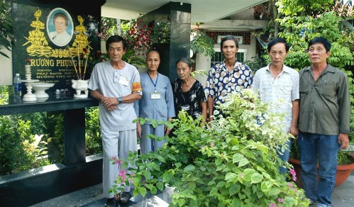 Những khoảnh khắc đón giao thừa khó quên của nghệ sĩ Việt Nhiều năm nay, ở chùa nghệ sĩ (quận Gò Vấp, TP HCM), các nghệ sĩ già đón giao thừa cùng người chết.