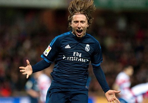 Modric lập tuyệt phẩm, Zidane có chiến thắng xa nhà đầu tiên Modric chia vui sau pha ghi bàn quyết định. Ảnh: Reuters