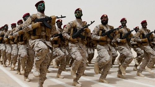 20 nước tập trận quân sự lớn ở Arab Saudi Binh sĩ Arab Saudi diễu hành trong một cuộc diễn tập quân sự năm 2014. Ảnh: Reuters