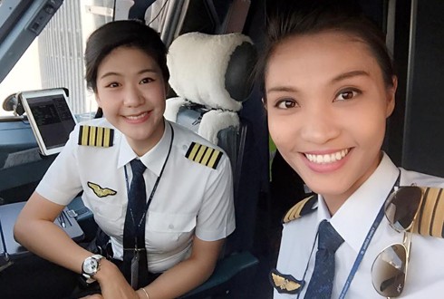 Phi hành đoàn toàn nữ của hàng không Việt Nam Cơ trưởng Đông Phương (trái) và cơ phó Ngọc Bích. Ảnh: NVCC