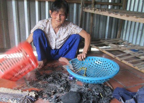 Đã xác định được nguyên nhân đồ đạc trong nhà ' thích là cháy' của cụ bà 76 tuổi Vật dụng trong nhà bà Gỏi bị cháy nghi do đốt. Ảnh: A.X