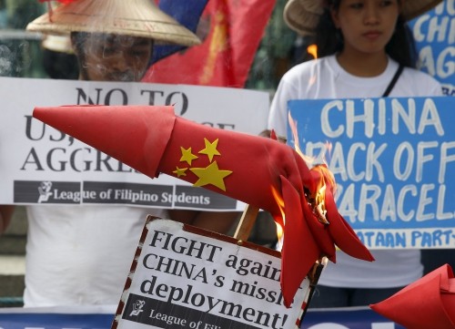 Philippines đốt mô hình tên lửa trước lãnh sự quán Trung Quốc Mô hình tên lửa Trung Quốc bị người biểu tình đốt trước cổng lãnh sự quán nước này ở Manila. Ảnh: Reuters
