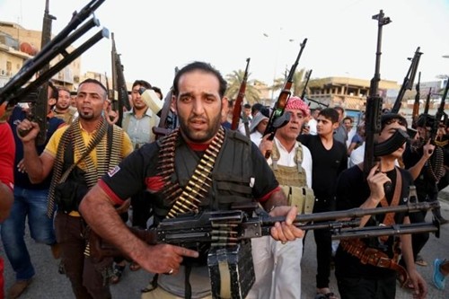 Iraq tấn công thành trì của IS Các tay súng bộ lạc ở Iraq. Ảnh: AP.