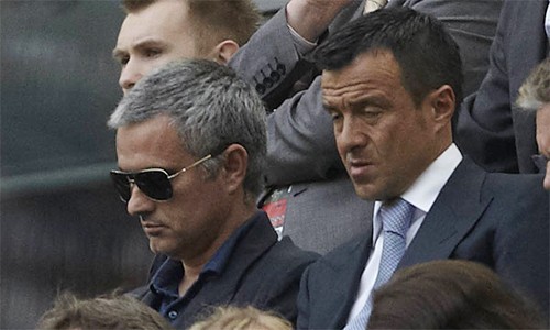 Man Utd cầu cứu siêu cò Mendes để sớm chốt với Mourinho Mendes được cho là người quyết định đường đi nước bước cho Mourinho trong mọi lần chuyển việc, hoặc tìm công việc mới.