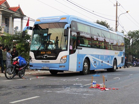 Ô tô tông xe máy văng 70 mét, hai vợ chồng chết thảm Hiện trường vụ tai nạn