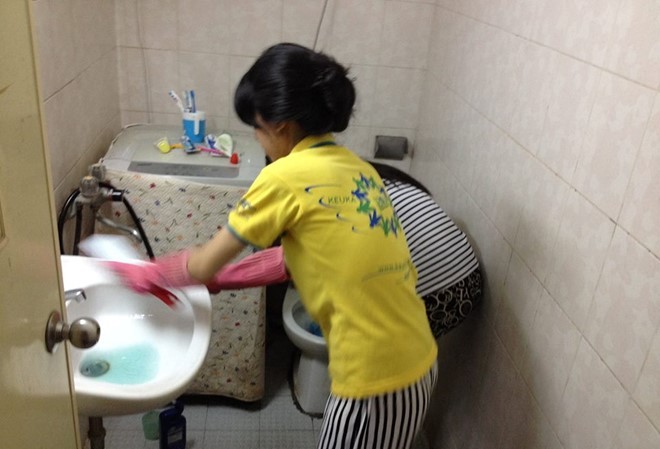 Sinh viên lao đao vì giá phòng, thực phẩm tăng sau Tết Sinh viên hối hả lau dọn phòng sau kỳ nghỉ Tết. Ảnh minh họa.