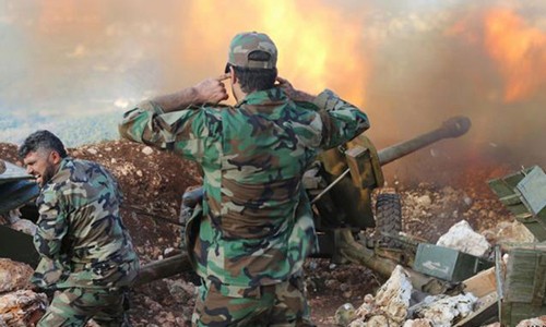 Bị vây ép, IS nguy cơ mất sào huyệt ở Syria Quân đội chính phủ Syria nã pháo vào các mục tiêu của IS. Ảnh: Strogosekretno