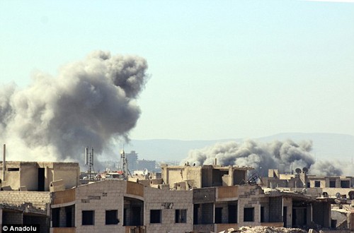 Bom xe phát nổ ở Syria sau lệnh ngừng bắn Quân đội Syria đánh bom khu vực dân cư bị phiến quân chiếm đóng tại thị trấn al-Qabun nhiều giờ sau khi lệnh ngừng bắn có hiệu lực. Ảnh: Anadolu
