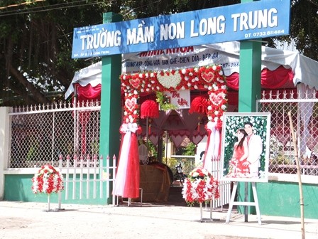 Hiệu trưởng mượn trường để tổ chức đám cưới cho con Trường mầm non được che rạp để tổ chức đám cưới cho con cô hiệu trưởng.