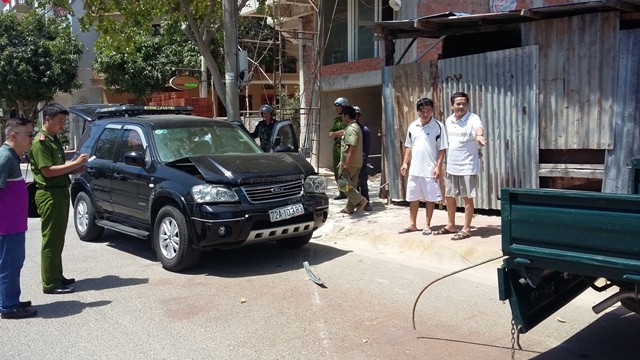 Xây dựng sai phép còn lái ô tô tông vào ô tô đoàn kiểm tra Lực lượng công an ghi nhận, khám nghiệm hiện trường sau khi chủ đầu tư sử dụng ô tô đâm vào xe của lực lượng chức năng.