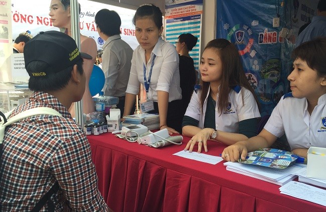 Thí sinh 'lo' cách tuyển sinh hơn quan tâm ngành nào 'nóng' Tại các gian tư vấn, nhân viên các trường cũng lắng nghe và trả lời các thắc mắc của học sinh