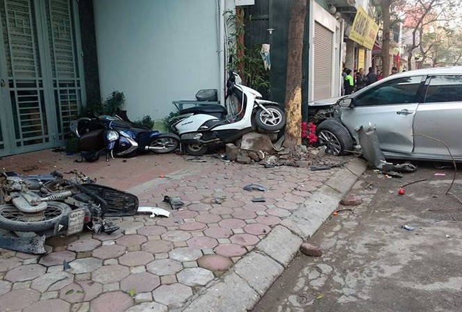 Chủ xe Camry đọc báo mới biết xe mình đâm chết 3 người Chiếc xe Camry hư hỏng nặng sau khi gây tai nạn.