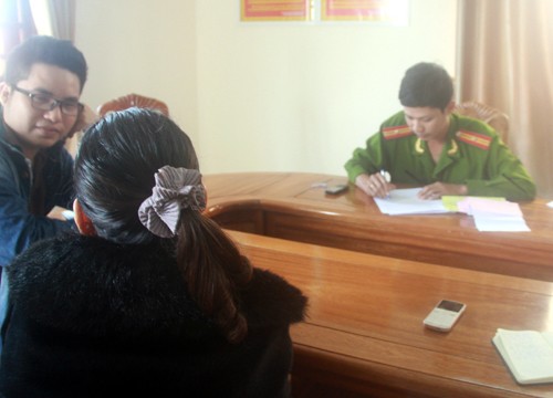 Gia đình chia rẽ vì tham gia vào Liên kết Việt Người phụ nữ 60 tuổi làm việc với công an để xác minh số tiền đã nộp. Ảnh: T.H