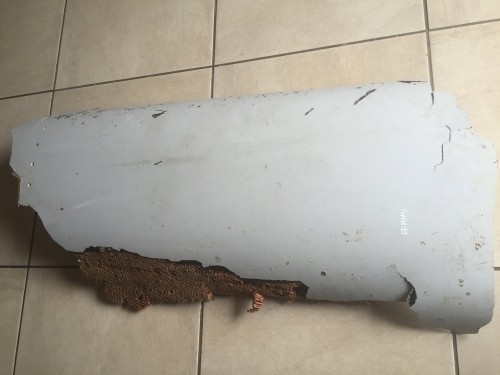 Tìm thấy vật thể có hàng chữ số nghi của MH370 ở Mozambique Mảnh vỡ được thiếu niên Nam Phi tìm thấy hồi tháng 12 năm ngoái ở Mozambique. Ảnh: Reuters