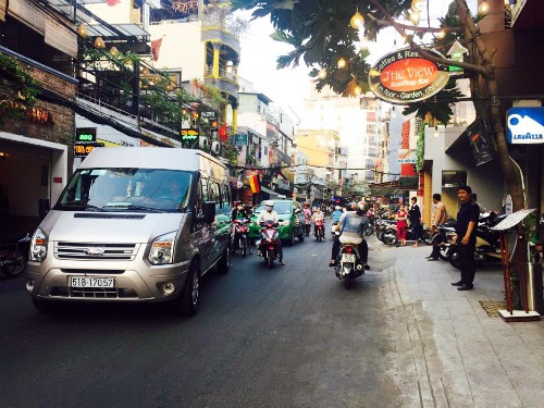 TP HCM cấm ôtô dừng, đỗ ở phố Tây Ôtô bị cấm dừng, đỗ ở khu phố Tây của Sài Gòn. Ảnh: Thảo Nghi