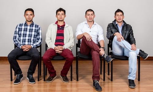 Hành trình đoàn tụ của hai cặp song sinh bị bệnh viện trao nhầm Từ trái sang phải Jorge Castro, William Velasco, Carlos Castro và Wilber Velasco. Ảnh: NYTimes