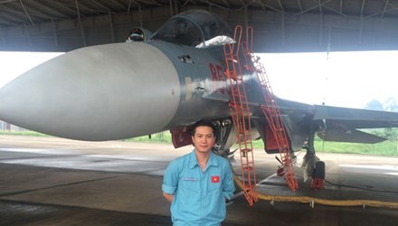 Chàng phi công chiến đấu cơ Su-30 trẻ nhất Việt Nam Anh Luân bên máy bay chiến đấu