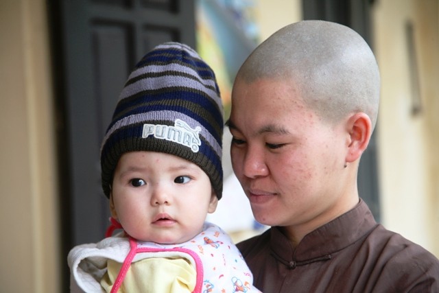Bé gái xinh xắn bị bỏ rơi trước vườn chùa Bé gái có vẻ ngoài vô cùng xinh xắn, dễ thương.