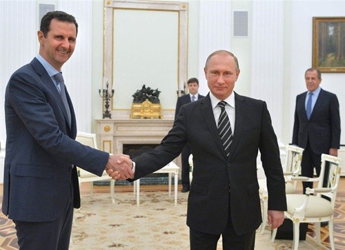 Nước cờ chiến lược của Nga trên chiến trường Syria Tổng thống Nga Vladimir Putin (phải) đón tiếp người đồng cấp Syria Bashar al-Assad tại Điện Kremlin hồi tháng 10 năm ngoái. Ảnh: Ria Novosti