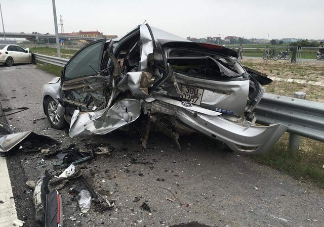 Xe Mercedes đâm nát bét Ford, 1 người tử vong Xe Mercedes đâm nát bét Ford, 1 người tử vong