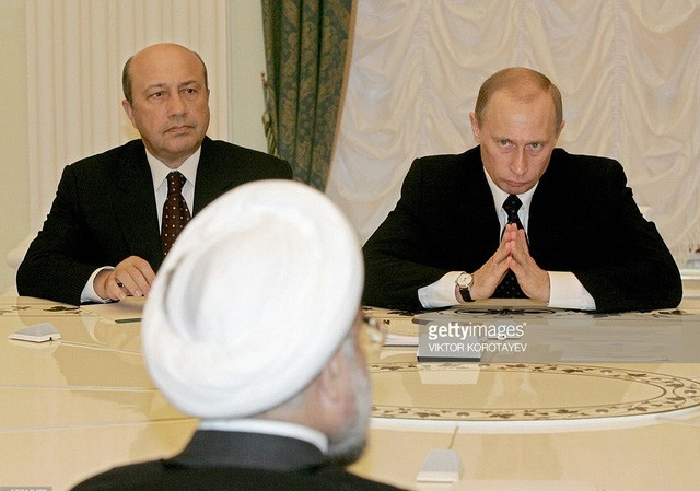 Cựu Ngoại trưởng Nga cảnh báo nguy cơ chiến tranh hạt nhân tại châu Âu Tổng thống Nga Vladimir Putin và Bộ trưởng Hội đồng an ninh Igor Ivanov trong cuộc gặp với một quan chức Iran tại Moscow vào năm 2005. (Ảnh: Getty)