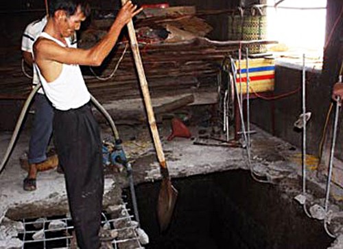 Mùi tử khí tố gã chồng phi tang xác vợ dưới hầm biogas Hầm nước thải, nơi người chồng phi tang xác vợ. Ảnh: T.V